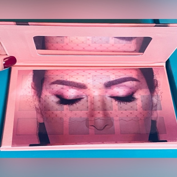 New Nude colorful makeup pallete - Picture 2 of 5